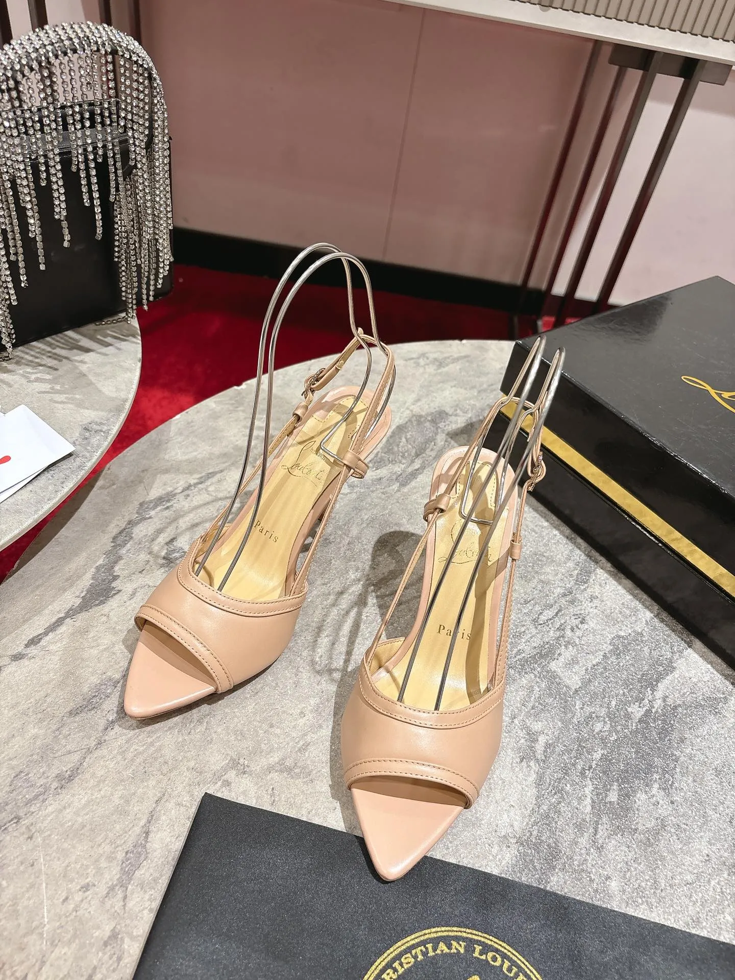 👟👟Ex-factory price 640👟👟 🆑❥∙Back empty sandals🦋✪ꫛꫀw.✔︎ Featuring a slightly pointed toe and slim straps, this model is crafted in white calfskin with an 85mm heel height and added hand-placed crystals on the front. It features our signature Louboutin red sole with Christian Louboutin's signature and heart-shaped stamped logo on the insole. Size: 34 yards-43 yards (34.40.41.42. Customized, non-refundable and non-exchangeable‼️, 43 yards➕20💰) Heel height: 8.5 Color: white black